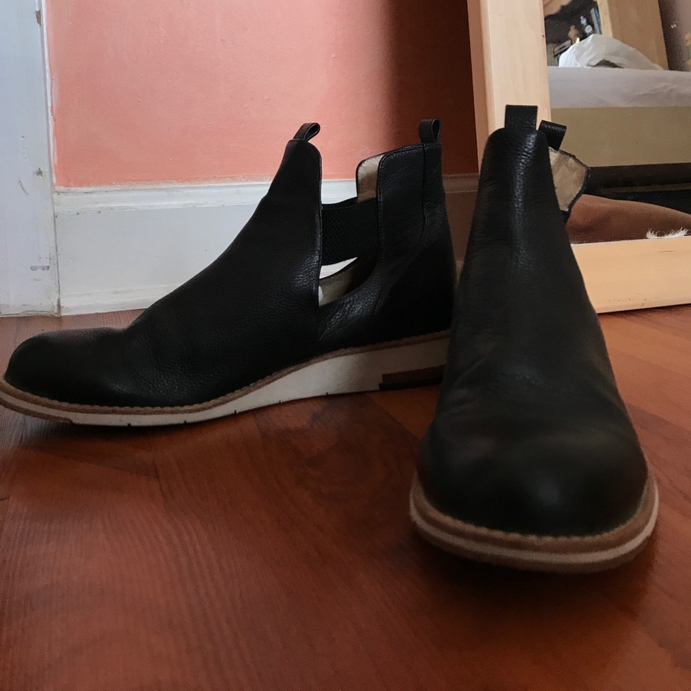 Black leather Matt Bernson booties